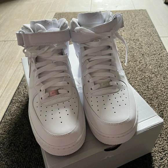 NIKE AIR FORCE 1 MID '07
WHITE MENS SIZE 13. LIKE NEW - Picture 4 of 7
